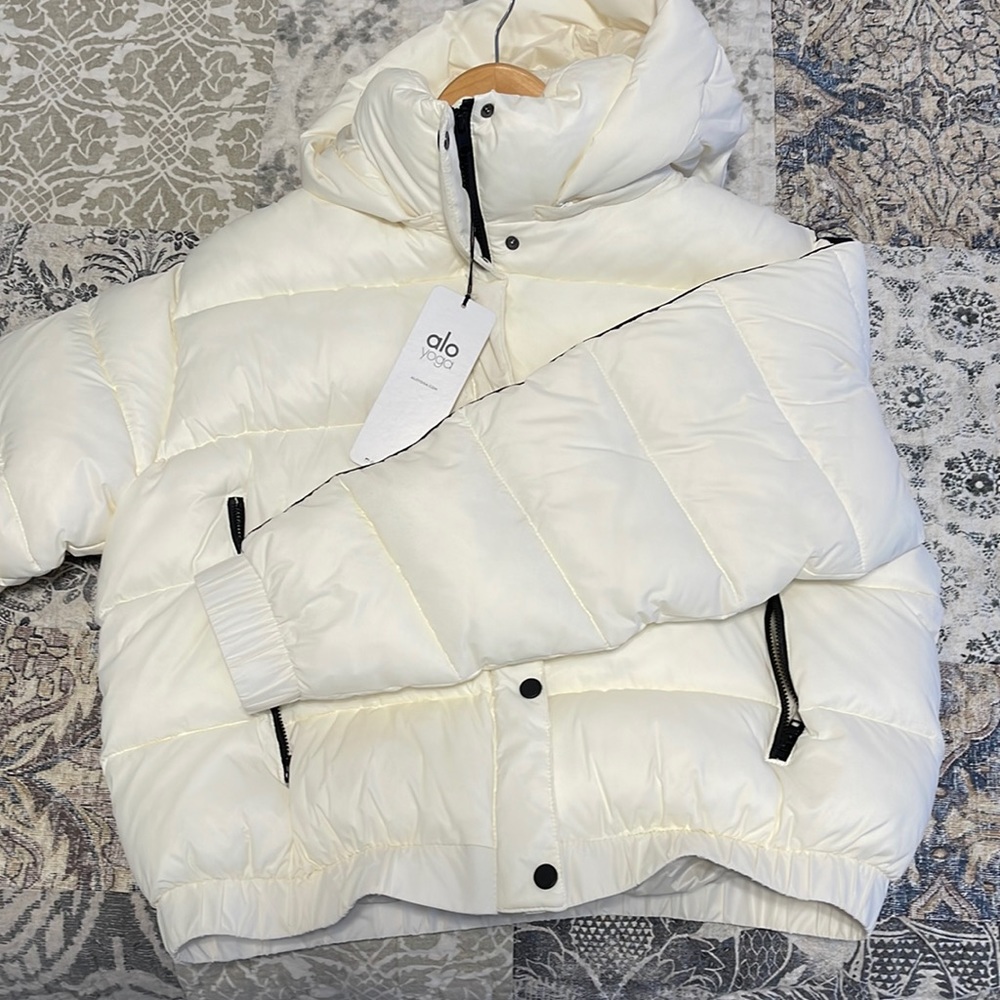 BNWT Alo Aspen Love Puffer Jacket - Ivory